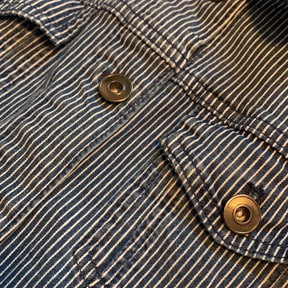 Sweet fall / spring lightweight denim jacket.  Size M. - Picture 7 of 7